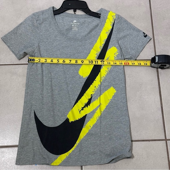 The Nike Tee Women Gray Shirt Active Nike Size XS. - Picture 6 of 7